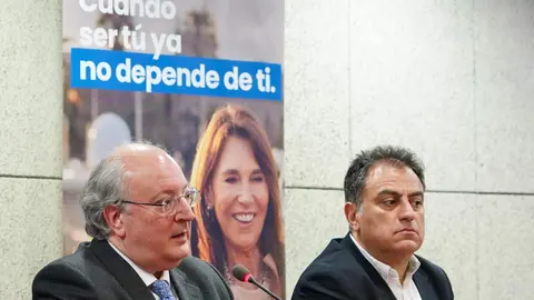 La responsable de incidencia política de Plan International, Julia López, presenta el informe ‘Así somos: el estado de la adolescencia en Castilla y León’, junto al presidente del Consejo Económico y Social (CES), Enrique Cabero; la presidenta del Consejo de la Juventud, Ainoa Acebes, y los portavoces de los grupos parlamentarios en las Cortes. Fotos: Mirian Chacón