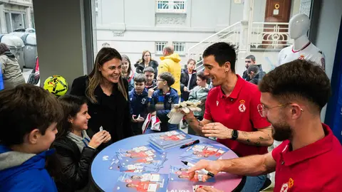 Edgar Badia e Iván Calero inauguran el Estadio Movistar LALIGA en León. Foto: Movistar