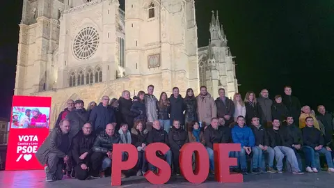 El PSOE arranca en León la campaña autonómica del 15M con un llamamiento al cambio. La madrugada de este viernes, los socialistas inician la carrera electoral en la Plaza de Regla arropando a Nuria Rubio y con la vista puesta en la Presidencia de Castilla y León. Fotos: Alfonso F. Reca