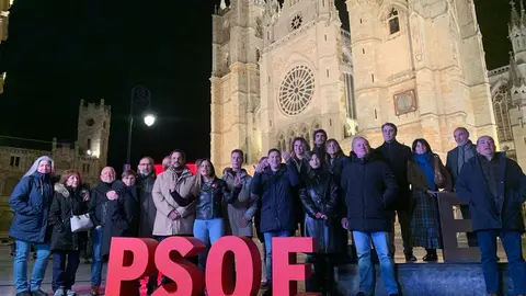 El PSOE arranca en León la campaña autonómica del 15M con un llamamiento al cambio. La madrugada de este viernes, los socialistas inician la carrera electoral en la Plaza de Regla arropando a Nuria Rubio y con la vista puesta en la Presidencia de Castilla y León. Fotos: Alfonso F. Reca