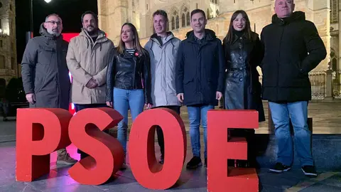 El PSOE arranca en León la campaña autonómica del 15M con un llamamiento al cambio. La madrugada de este viernes, los socialistas inician la carrera electoral en la Plaza de Regla arropando a Nuria Rubio y con la vista puesta en la Presidencia de Castilla y León. Fotos: Alfonso F. Reca