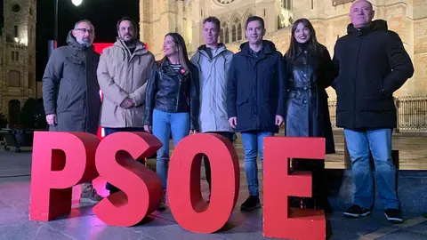 El PSOE arranca en León la campaña autonómica del 15M con un llamamiento al cambio. La madrugada de este viernes, los socialistas inician la carrera electoral en la Plaza de Regla arropando a Nuria Rubio y con la vista puesta en la Presidencia de Castilla y León. Fotos: Alfonso F. Reca