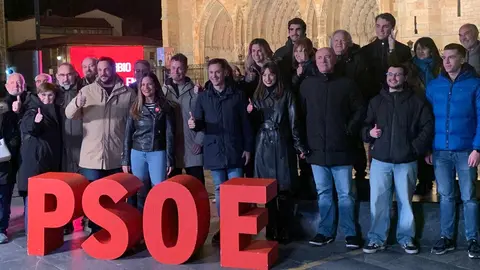 El PSOE arranca en León la campaña autonómica del 15M con un llamamiento al cambio. La madrugada de este viernes, los socialistas inician la carrera electoral en la Plaza de Regla arropando a Nuria Rubio y con la vista puesta en la Presidencia de Castilla y León. Fotos: Alfonso F. Reca