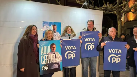 El PP arranca en León la campaña del 15M apelando al “voto útil” y a la gestión realizada. Los populares inician la carrera electoral en la Plaza de las Cortes Leonesas arropando a María José Álvarez Casais y defendiendo el proyecto de Alfonso Fernández Mañueco. Fotos: Silvia García