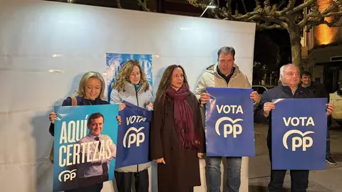 El PP arranca en León la campaña del 15M apelando al “voto útil” y a la gestión realizada. Los populares inician la carrera electoral en la Plaza de las Cortes Leonesas arropando a María José Álvarez Casais y defendiendo el proyecto de Alfonso Fernández Mañueco. Fotos: Silvia García