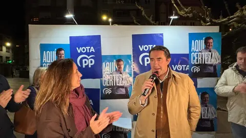 El PP arranca en León la campaña del 15M apelando al “voto útil” y a la gestión realizada. Los populares inician la carrera electoral en la Plaza de las Cortes Leonesas arropando a María José Álvarez Casais y defendiendo el proyecto de Alfonso Fernández Mañueco. Fotos: Silvia García