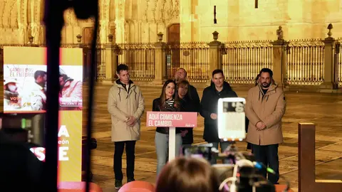 El PSOE arranca en León la campaña autonómica del 15M con un llamamiento al cambio. La madrugada de este viernes, los socialistas inician la carrera electoral en la Plaza de Regla arropando a Nuria Rubio y con la vista puesta en la Presidencia de Castilla y León. Fotos: PSOE