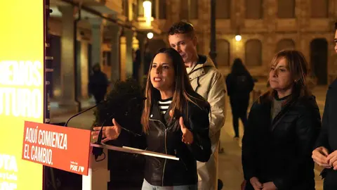 El PSOE arranca en León la campaña autonómica del 15M con un llamamiento al cambio. La madrugada de este viernes, los socialistas inician la carrera electoral en la Plaza de Regla arropando a Nuria Rubio y con la vista puesta en la Presidencia de Castilla y León. Fotos: PSOE