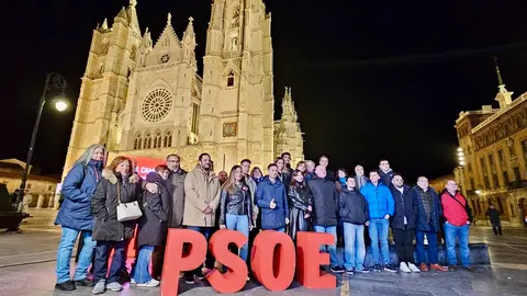 El PSOE arranca en León la campaña autonómica del 15M con un llamamiento al cambio. La madrugada de este viernes, los socialistas inician la carrera electoral en la Plaza de Regla arropando a Nuria Rubio y con la vista puesta en la Presidencia de Castilla y León. Fotos: PSOE