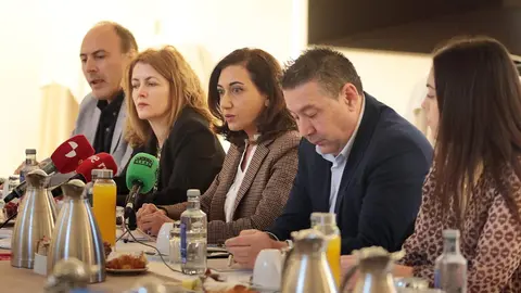 La candidata a las Cortes de Castilla y León, Alicia Gallego, acompañada de integrantes de su lista inicia la campaña con un desayuno de trabajo con los medios de comunicación para presentar su programa electoral. Foto: Peio García.
