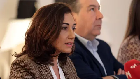 La candidata a las Cortes de Castilla y León, Alicia Gallego, acompañada de integrantes de su lista inicia la campaña con un desayuno de trabajo con los medios de comunicación para presentar su programa electoral. Foto: Peio García.