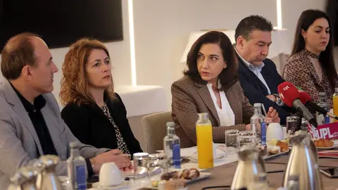 La candidata a las Cortes de Castilla y León, Alicia Gallego, acompañada de integrantes de su lista inicia la campaña con un desayuno de trabajo con los medios de comunicación para presentar su programa electoral. Foto: Peio García.