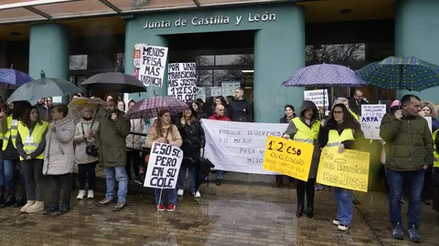 Concentración de mapas de colegios del Bierzo frente a la sede de la Junta de Castilla y León en Ponferrada, para reclamar que se impartan primer y segundo curso de la Enseñanza Secundaria Obligatoria en los colegios. Fotos: César Sánchez.