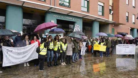 Concentración de mapas de colegios del Bierzo frente a la sede de la Junta de Castilla y León en Ponferrada, para reclamar que se impartan primer y segundo curso de la Enseñanza Secundaria Obligatoria en los colegios. Fotos: César Sánchez.