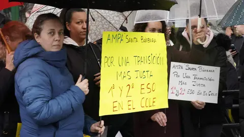 Concentración de mapas de colegios del Bierzo frente a la sede de la Junta de Castilla y León en Ponferrada, para reclamar que se impartan primer y segundo curso de la Enseñanza Secundaria Obligatoria en los colegios. Fotos: César Sánchez.