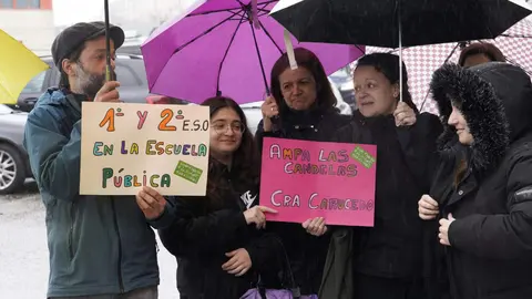 Concentración de mapas de colegios del Bierzo frente a la sede de la Junta de Castilla y León en Ponferrada, para reclamar que se impartan primer y segundo curso de la Enseñanza Secundaria Obligatoria en los colegios. Fotos: César Sánchez.