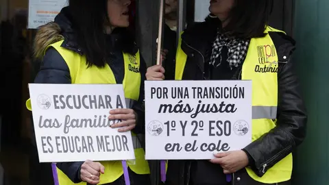 Concentración de mapas de colegios del Bierzo frente a la sede de la Junta de Castilla y León en Ponferrada, para reclamar que se impartan primer y segundo curso de la Enseñanza Secundaria Obligatoria en los colegios. Fotos: César Sánchez.