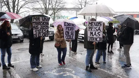 Concentración de mapas de colegios del Bierzo frente a la sede de la Junta de Castilla y León en Ponferrada, para reclamar que se impartan primer y segundo curso de la Enseñanza Secundaria Obligatoria en los colegios. Fotos: César Sánchez.