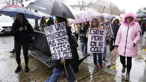 Concentración de mapas de colegios del Bierzo frente a la sede de la Junta de Castilla y León en Ponferrada, para reclamar que se impartan primer y segundo curso de la Enseñanza Secundaria Obligatoria en los colegios. Fotos: César Sánchez.