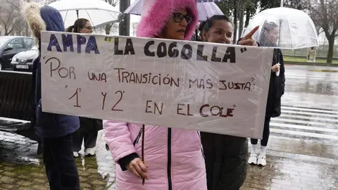 Concentración de mapas de colegios del Bierzo frente a la sede de la Junta de Castilla y León en Ponferrada, para reclamar que se impartan primer y segundo curso de la Enseñanza Secundaria Obligatoria en los colegios. Fotos: César Sánchez.