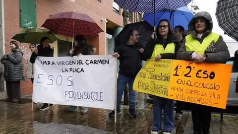 Concentración de mapas de colegios del Bierzo frente a la sede de la Junta de Castilla y León en Ponferrada, para reclamar que se impartan primer y segundo curso de la Enseñanza Secundaria Obligatoria en los colegios. Fotos: César Sánchez.