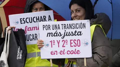 Concentración de mapas de colegios del Bierzo frente a la sede de la Junta de Castilla y León en Ponferrada, para reclamar que se impartan primer y segundo curso de la Enseñanza Secundaria Obligatoria en los colegios. Fotos: César Sánchez.