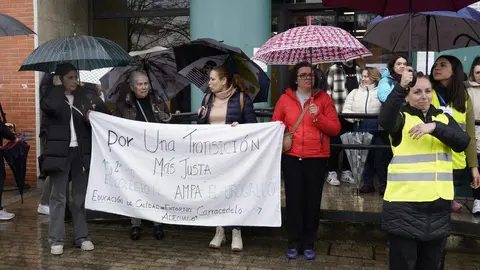 Concentración de mapas de colegios del Bierzo frente a la sede de la Junta de Castilla y León en Ponferrada, para reclamar que se impartan primer y segundo curso de la Enseñanza Secundaria Obligatoria en los colegios. Fotos: César Sánchez.