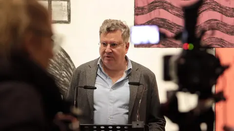 Presentación de la exposición ‘¿No hay nada como el hogar?’ con la presencia del director del Musac, Álvaro Rodríguez Fominaya, y la comisaria, Monserrat Pis Marcos. Fotos: Peio García.