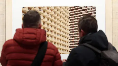 Presentación de la exposición ‘¿No hay nada como el hogar?’ con la presencia del director del Musac, Álvaro Rodríguez Fominaya, y la comisaria, Monserrat Pis Marcos. Fotos: Peio García.