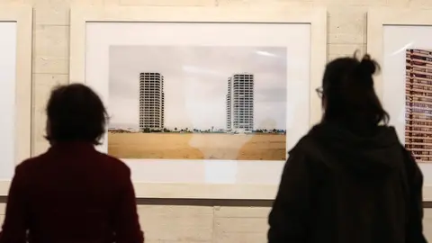 Presentación de la exposición ‘¿No hay nada como el hogar?’ con la presencia del director del Musac, Álvaro Rodríguez Fominaya, y la comisaria, Monserrat Pis Marcos. Fotos: Peio García.