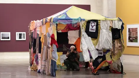 Presentación de la exposición ‘¿No hay nada como el hogar?’ con la presencia del director del Musac, Álvaro Rodríguez Fominaya, y la comisaria, Monserrat Pis Marcos. Fotos: Peio García.