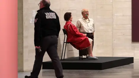 Presentación de la exposición ‘¿No hay nada como el hogar?’ con la presencia del director del Musac, Álvaro Rodríguez Fominaya, y la comisaria, Monserrat Pis Marcos. Fotos: Peio García.