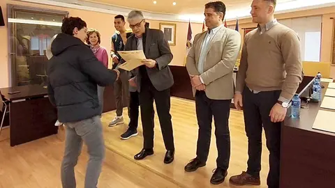 El delegado territorial de la Junta en León ha participado en la clausura del programa mixto ‘Coyanza Integra XI’, desarrollado por el Ayuntamiento de Valencia de Don Juan, donde ocho alumnos han recibido sus diplomas tras completar su formación en jardinería, horticultura y fruticultura.
