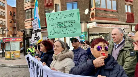 La Plataforma en Defensa del Ferrocarril de Vía Estrecha de León protagoniza un nuevo corte reivindicativo sobre el trazado hasta el centro de la capital. Foto: Peio García.