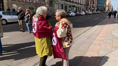 La Plataforma en Defensa del Ferrocarril de Vía Estrecha de León protagoniza un nuevo corte reivindicativo sobre el trazado hasta el centro de la capital. Foto: Peio García.