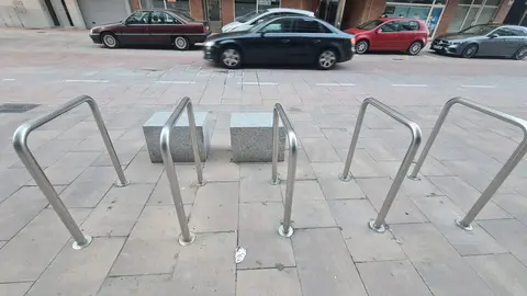 El tramo urbano renovado hace dos años y medio se ha convertido en un foco constante de ruido y molestias vecinales por el deterioro del pavimento, obligando al Ayuntamiento de León a plantear una nueva intervención de gran calado