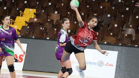 Épica victoria del Caja Rural Cleba. El conjunto leonés se impone por la mínima a Rahi-Sepisur Córdoba en un duelo vibrante decidido en los últimos instantes. Fotos: Isaac Llamazares