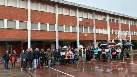 Las ampas de múltiples colegios de la provincia realizaron actos de protesta para reclamar que Primero y Segundo de la ESO se impartan el los centros.