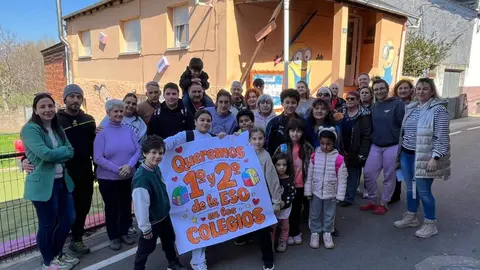Las ampas de múltiples colegios de la provincia realizaron actos de protesta para reclamar que Primero y Segundo de la ESO se impartan el los centros.
