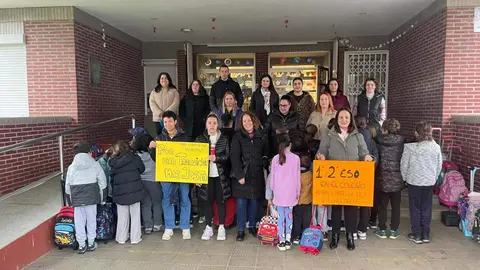 Las ampas de múltiples colegios de la provincia realizaron actos de protesta para reclamar que Primero y Segundo de la ESO se impartan el los centros.