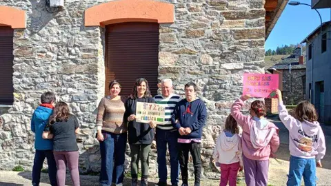 Las ampas de múltiples colegios de la provincia realizaron actos de protesta para reclamar que Primero y Segundo de la ESO se impartan el los centros.