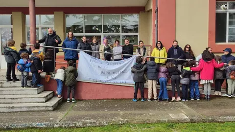 Las ampas de múltiples colegios de la provincia realizaron actos de protesta para reclamar que Primero y Segundo de la ESO se impartan el los centros.