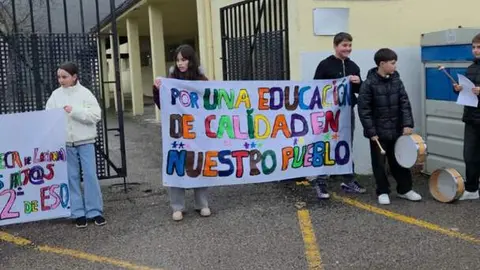Las ampas de múltiples colegios de la provincia realizaron actos de protesta para reclamar que Primero y Segundo de la ESO se impartan el los centros.