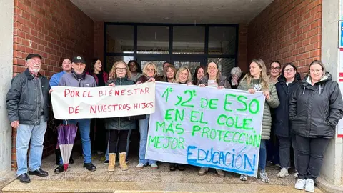 Las ampas de múltiples colegios de la provincia realizaron actos de protesta para reclamar que Primero y Segundo de la ESO se impartan el los centros.