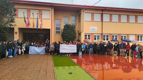 Las ampas de múltiples colegios de la provincia realizaron actos de protesta para reclamar que Primero y Segundo de la ESO se impartan el los centros.