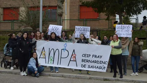 Las ampas de múltiples colegios de la provincia realizaron actos de protesta para reclamar que Primero y Segundo de la ESO se impartan el los centros.