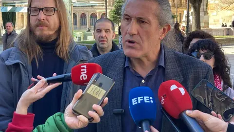 Pablo Fernández, secretario de Organización y portavoz de Podemos, y Sixto Martínez, candidato de Podemos-Alianza Verde por León, ofrecen declaraciones a los medios en León. Fotos: Peio García.