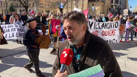 Concentración convocada por varios colectivos para denunciar las agresiones que sufren los pueblos y el expolio de sus recursos. Foto: Peio García.