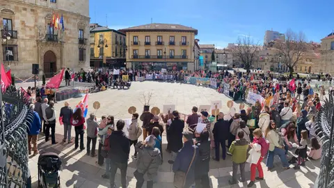 Concentración convocada por varios colectivos para denunciar las agresiones que sufren los pueblos y el expolio de sus recursos. Foto: Peio García.