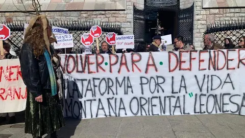 Concentración convocada por varios colectivos para denunciar las agresiones que sufren los pueblos y el expolio de sus recursos. Foto: A.F.R.